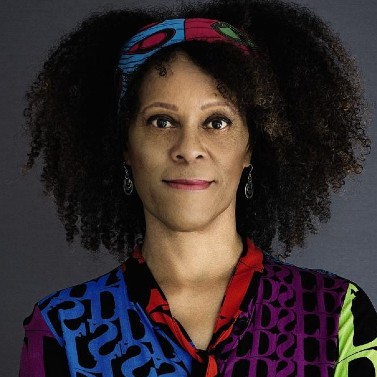 Bernardine Evaristo en la cubierta de su libro 'Niña, mujer, otras'